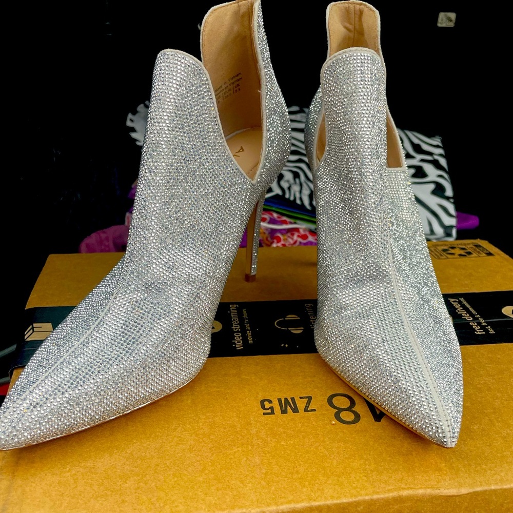 Size 8 pointed toe heels. Great condition!